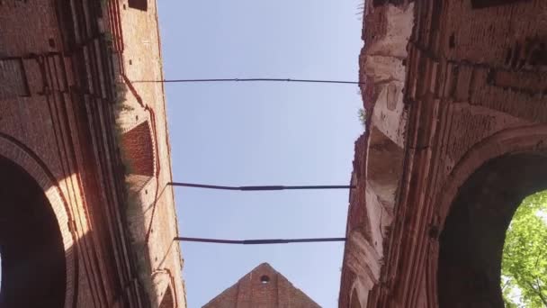 Panorama från topp till botten i en förstörd katolsk kyrka — Stockvideo