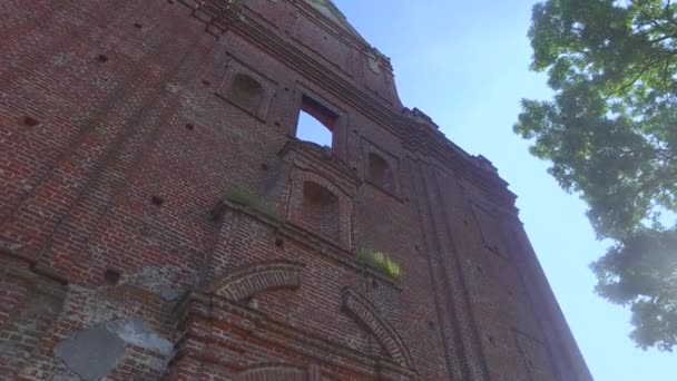 Inträde till den förstörda katolska kyrkan — Stockvideo