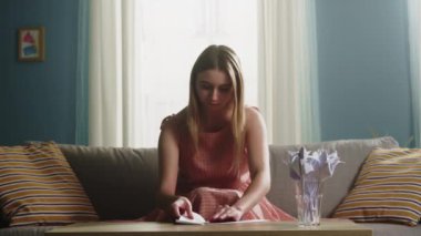 Genç kız origami beyaz kağıt yaprak