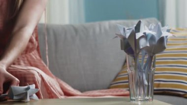 Genç kız origami beyaz kağıt yaprak