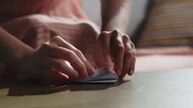 Genç kız origami beyaz kağıt yaprak