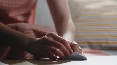 Genç kız origami beyaz kağıt yaprak
