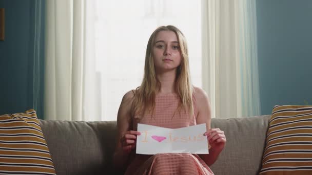 Kertas putih ditulis di tangan gadis yang aku cintai Jusus — Stok Video