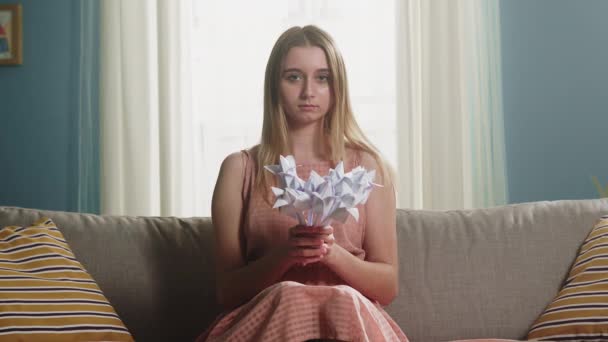 Girl throws flowers origami itself — Stock Video