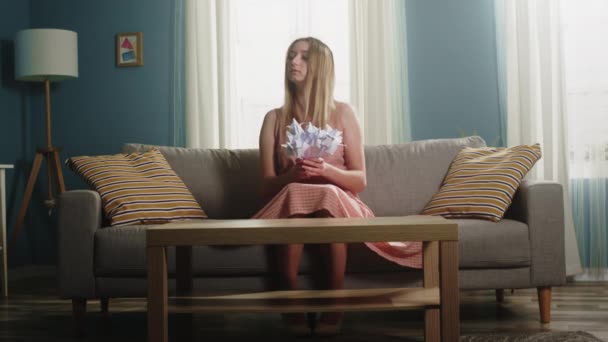 Girl throws flowers origami itself — Stock Video