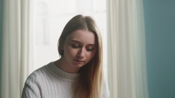 Blond flicka i vit jacka försöker ta sushi, men förlorar det — Stockvideo