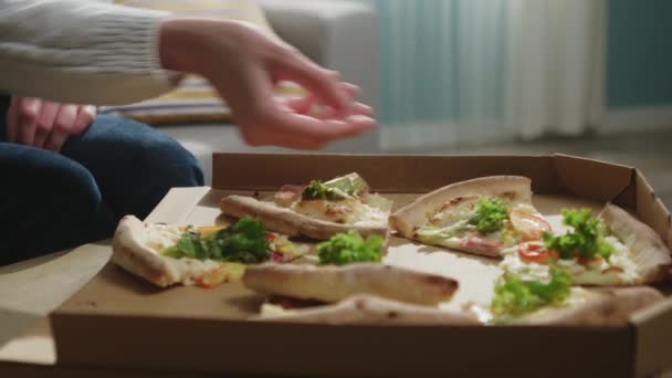 Mano femminile in un maglione bianco prende fetta di pizza — Video Stock
