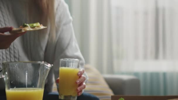 Ragazza in maglione bianco mangia una fetta di pizza italiana — Video Stock