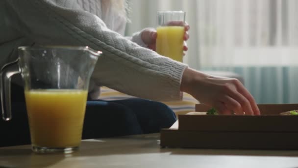 Női kéz fehér pulóverben vesz egy szelet pizzát. — Stock videók