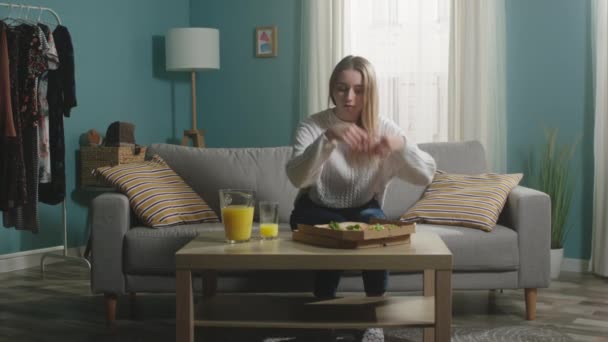 Rapariga tira dois pedaços de pizza da caixa — Vídeo de Stock