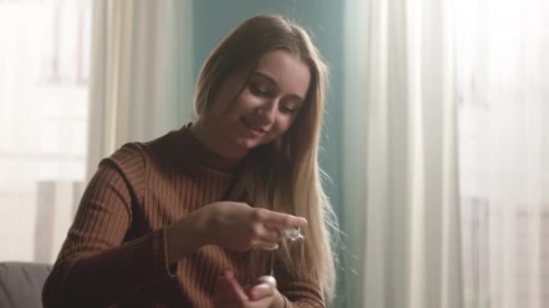 Gülen kız elinde beyaz bir hamster tutuyor. — Stok video