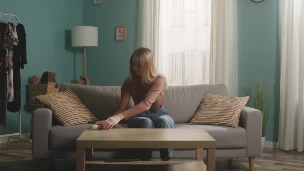 Flicka i brun tröja och jeans leker med en hamster — Stockvideo
