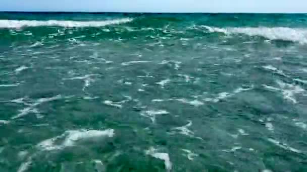 Tyrkysová mořská voda dopadá na břeh s bouřkovými vlnami — Stock video