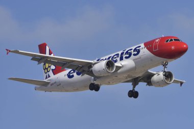 Tenerife, İspanya-Mayıs 14, 2018: Airbus A320-214 14 Mayıs 2018 üzerinde Tenerife South Havalimanı inmek Edelweiss hava,