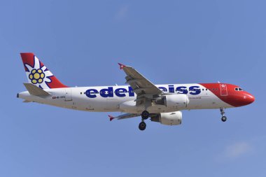 Tenerife, İspanya-Mayıs 14, 2018: Airbus A320-214 14 Mayıs 2018 üzerinde Tenerife South Havalimanı inmek Edelweiss hava,