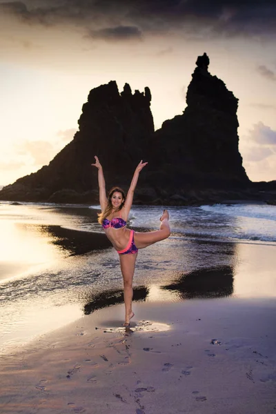魅力的な女の子がビーチでバレエのポーズ — ストック写真