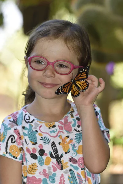 Small Girl Holds Her Hands Monarch Butterfly Has Just Been — Stock Photo, Image