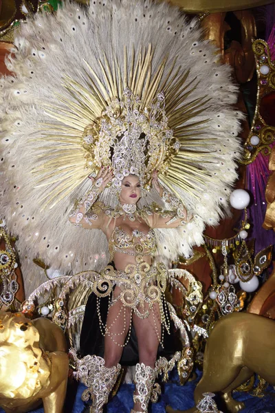 TENERIFE, 2 DE MARZO: Gran desfile en la calle anunciando que Ca — Foto de Stock