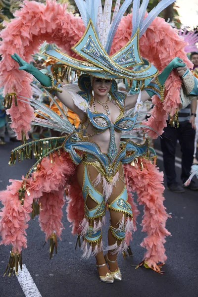 TENERIFE MARZO 05: Mucha diversión en los Carnavales en la calle . — Foto de Stock