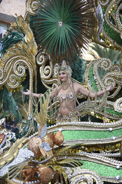 TENERIFE MARZO 05: Mucha diversión en los Carnavales en la calle . — Foto de Stock