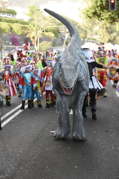 TENERIFE MARTIE 05: O mulțime de distracție la Carnavalii de pe stradă . — Fotografie, imagine de stoc