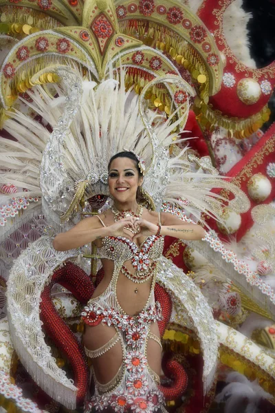 Tenerife maart 05: Een heleboel plezier op de carnavals op straat. — Stockfoto