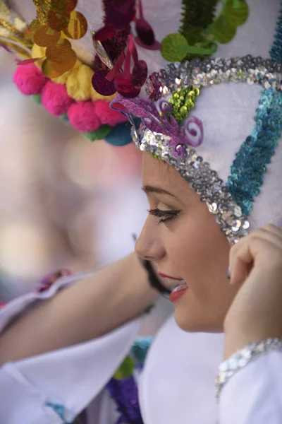 Tenerife březen 05: Spousta zábavy na karnevaly na ulici. — Stock fotografie