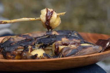 kızarmış muz arka plan ahşap plaka üzerinde eritilmiş çikolata ile sinirli parça