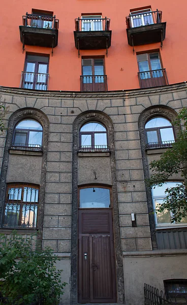 Fragmento Uma Fachada Casa Velha Com Balcão Porta Janelas Rússia — Fotografia de Stock