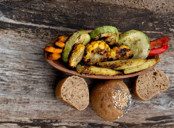 Rozłożony Grillowane Warzywa Chleba Drewnianej Tablicy Stare Drewno Szare — Zdjęcie stockowe