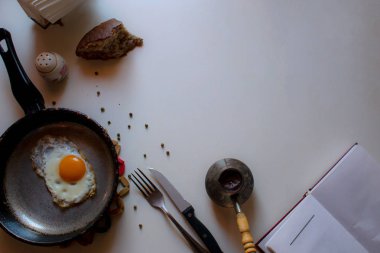 Yumurta pişirdim eski kızartma tavası, ev yapımı ekmek, ek metin alanı değil, TOPVIEW. Flatlay. Kopya alanı