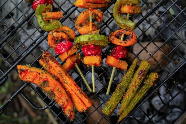 チェリー トマト カボチャ ピーマン ズッキーニ グリル鍋で胡麻とグリル野菜の串焼き — ストック写真