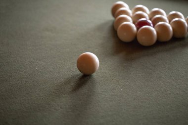 güneş ışığı Parlatıcı tekstil yeşil arka planda, kopya alanı ile eğlence oyun Bilardo topları bir havuz tablo hazırlamak
