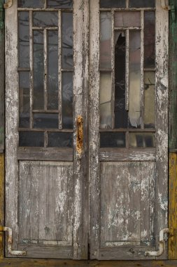 Çok eski, yıpranmış ve ahşap bir kapı Close-up. Bir ev cephe detay
