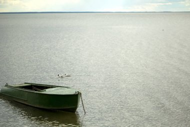 Güzel bir gölde tekne