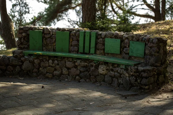 Ξύλινα Καθίσματα Πέτρινο Πάρκο Άνοιξη — Φωτογραφία Αρχείου