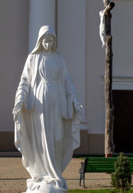 bir Aziz İsa çapraz ve bir arka plan beyaz Katolik dini statye