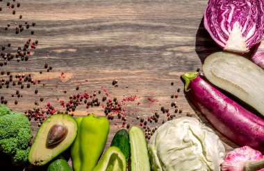 Yaz taze sebze üzerinde bir doğal vintage ahşap arka plan ortaya koydu. Uzay kopyalayın. Flatlay, üstten görünüm