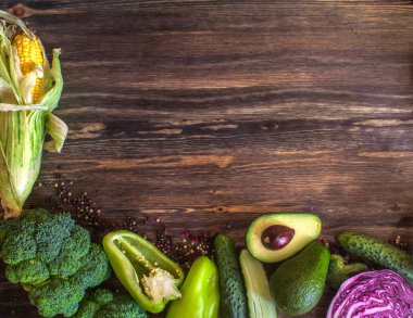 Yaz taze sebze üzerinde bir doğal vintage ahşap arka plan ortaya koydu. Uzay kopyalayın. Flatlay, üstten görünüm