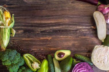 Yaz taze sebze üzerinde bir doğal vintage ahşap arka plan ortaya koydu. Uzay kopyalayın. Flatlay, üstten görünüm