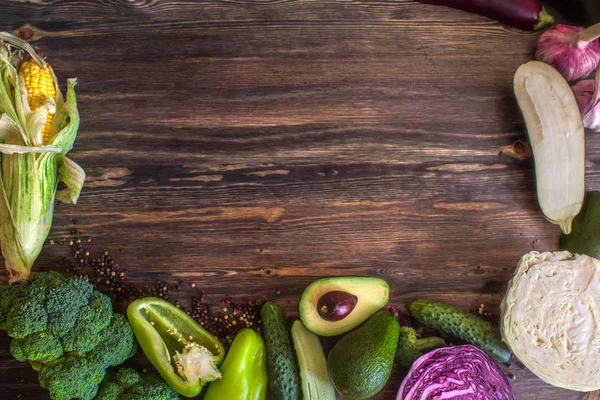 Yaz taze sebze üzerinde bir doğal vintage ahşap arka plan ortaya koydu. Uzay kopyalayın. Flatlay, üstten görünüm