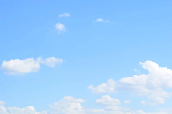 Mavi gökyüzü arkaplanındaki bulutlar