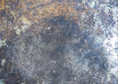 Metal üzerinde kırmızı ve kahverengi pas, renkli metal arka planda pas