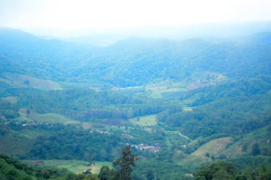Kışın dağ ve bulutlu gökyüzü, Tayland 'ın kuzeyinde dağlık arazi