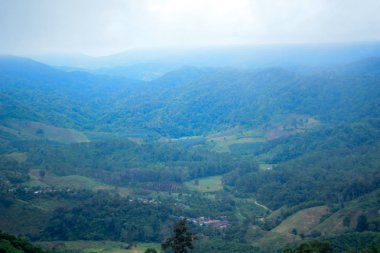 Kışın dağ ve bulutlu gökyüzü, Tayland 'ın kuzeyinde dağlık arazi