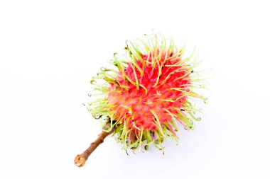 beyaz arkaplanda rambutan meyvesi