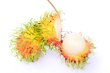 beyaz arkaplanda rambutan meyvesi