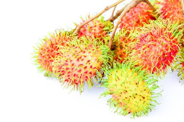 beyaz arkaplanda rambutan meyvesi
