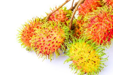 beyaz arkaplanda rambutan meyvesi