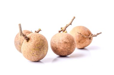Beyaz arkaplanda taze longan
